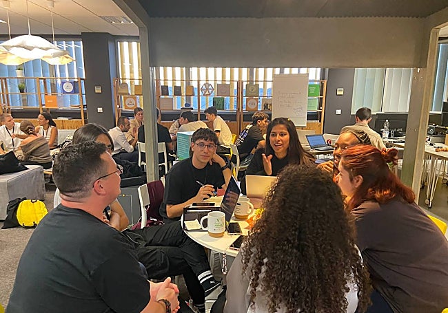 Los estudiantes, durante una 'Flash Session Hackathon' que tuvo lugar en el edificio de Link By UMA.