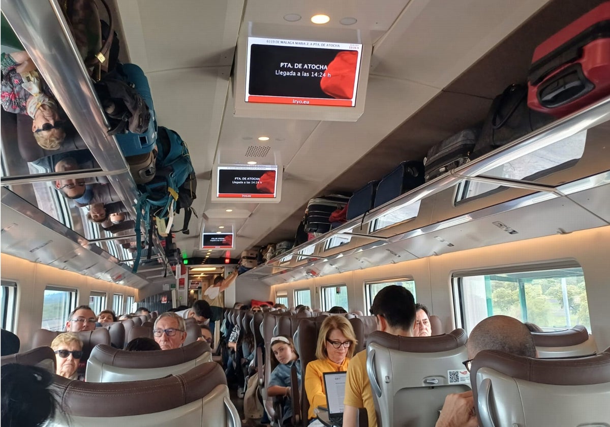 Pasajeros a bordo del tren afectado, durante la parada en Villanueva de Córdoba.