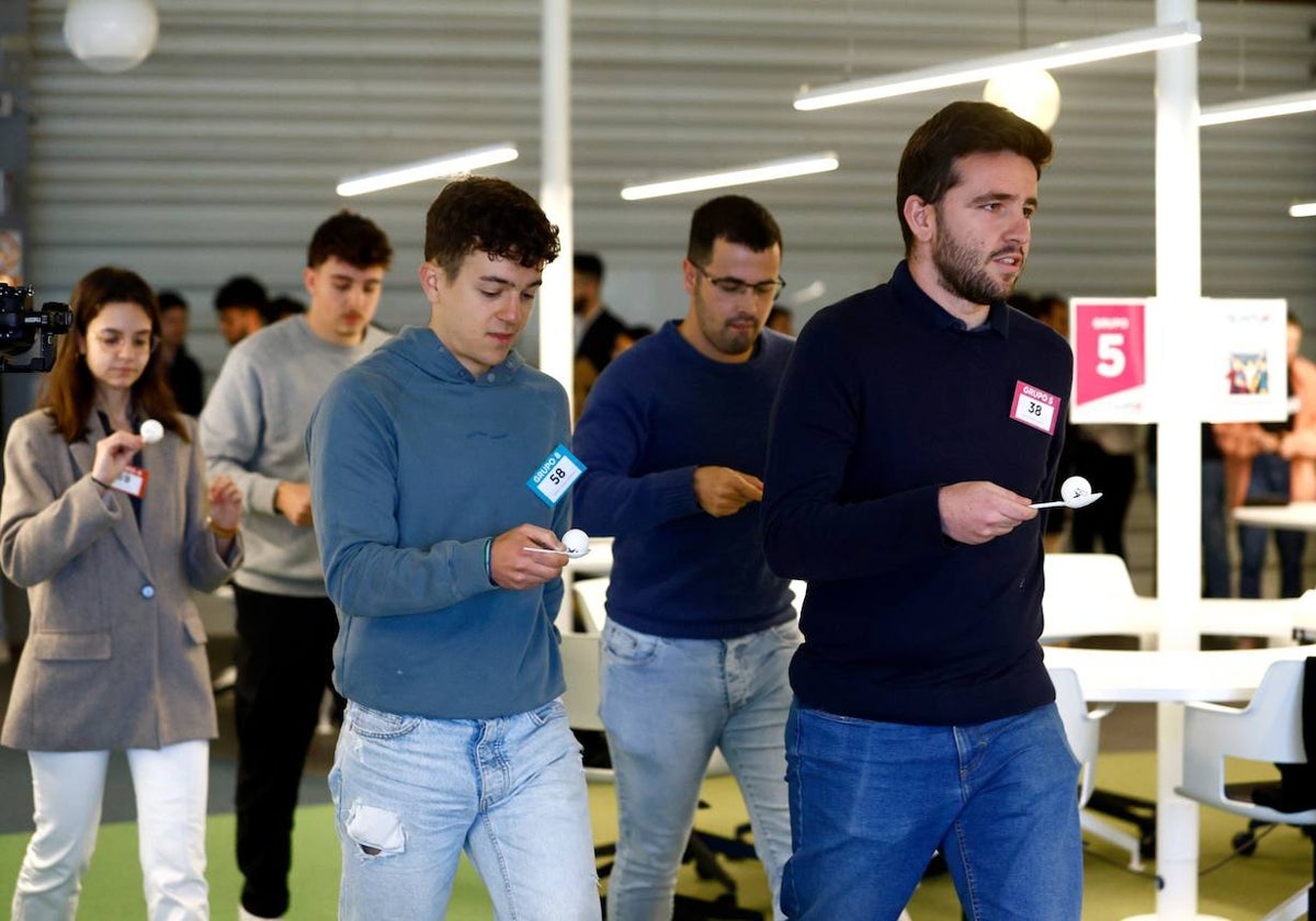 Parte de los candidatos, durante la prueba de 'Sudoku a ciegas', esta mañana en The Green Lemon durante la fase final de selección para TalentLab Málaga.