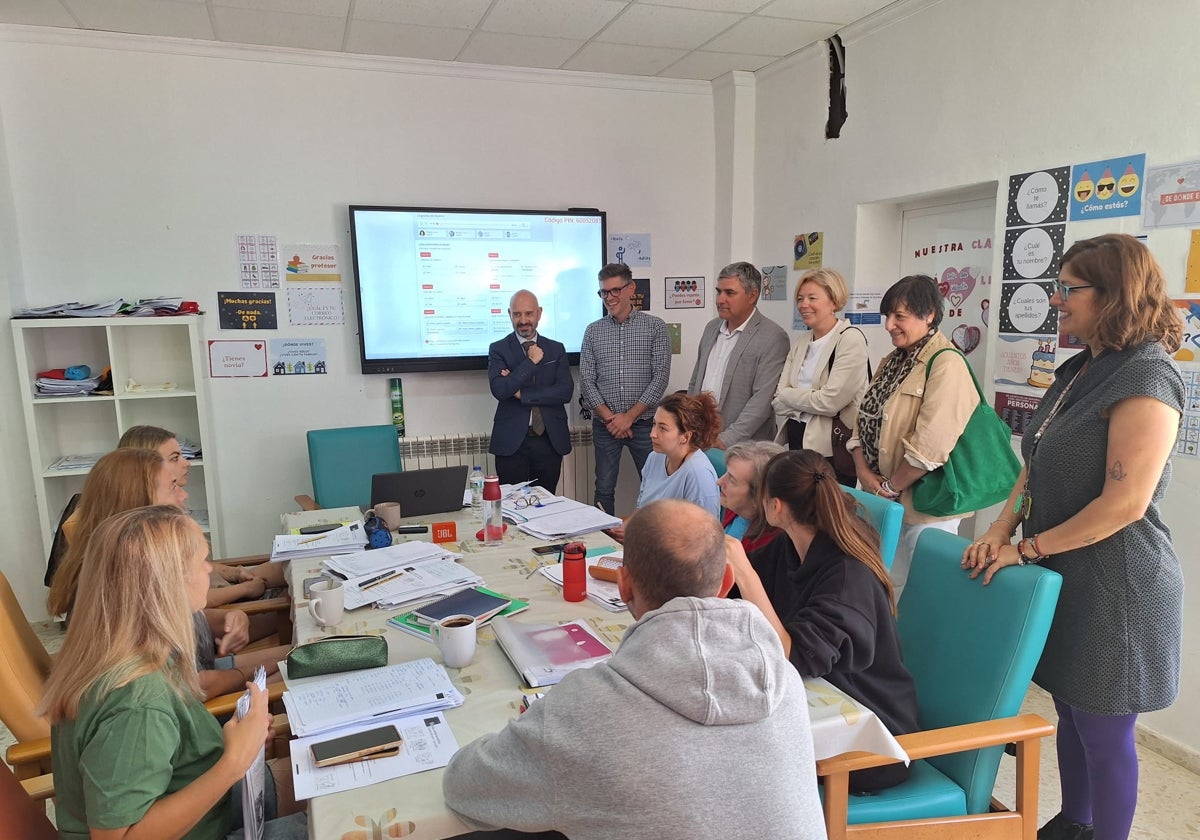 El subdelegado del Gobierno en Málaga, Javier Salas, en la visita al centro de refugiados ucranianos de Almáchar, este jueves.