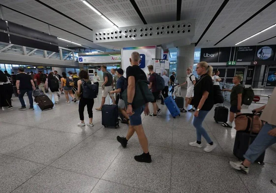Turistas llegan al aeropuerto de Málaga.