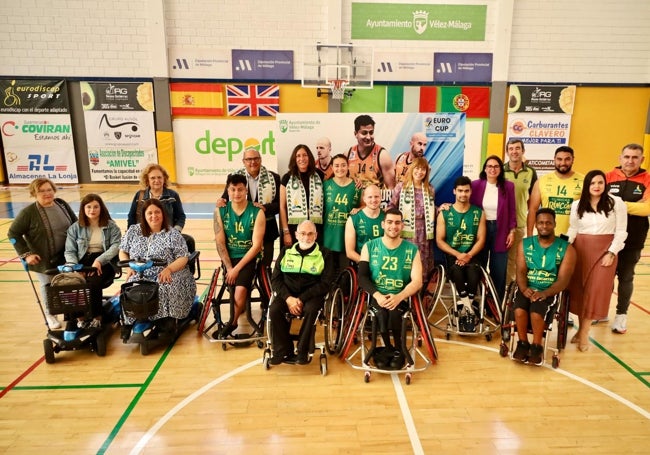 La consejera y el alcalde veleño, con ediles, junto a los jugadores del equipo de baloncesto en silla de ruedas.