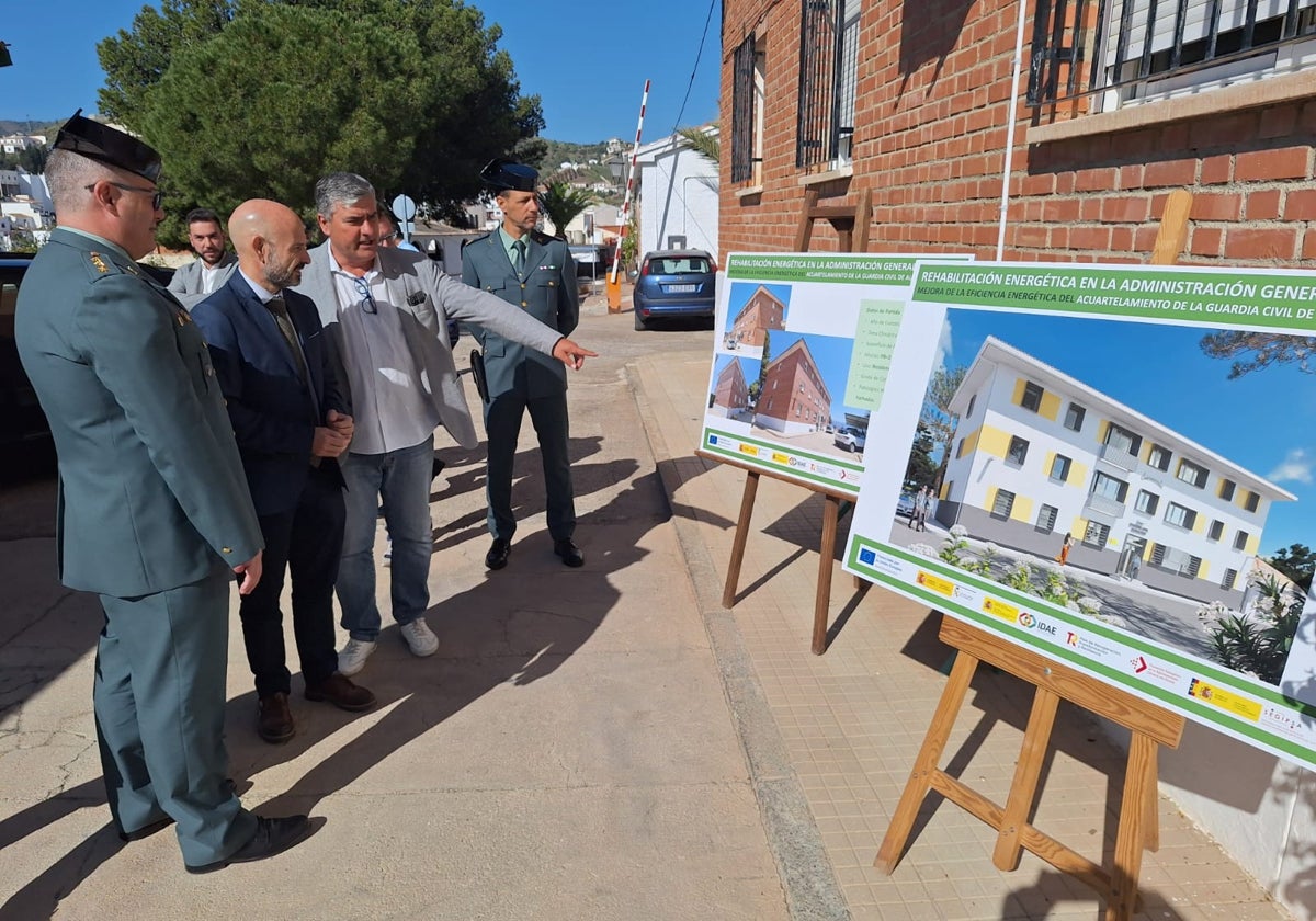 El subdelegado del Gobierno, el coronel de Málaga y el alcalde, este jueves en el edificio.