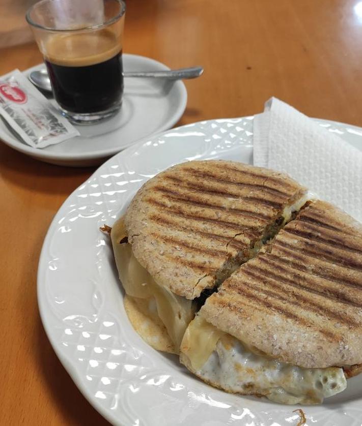 Imagen secundaria 2 - Lomo a la sartén, pimientos y un huevo: el mollete que más se pide en un bar de desayunos de Vélez