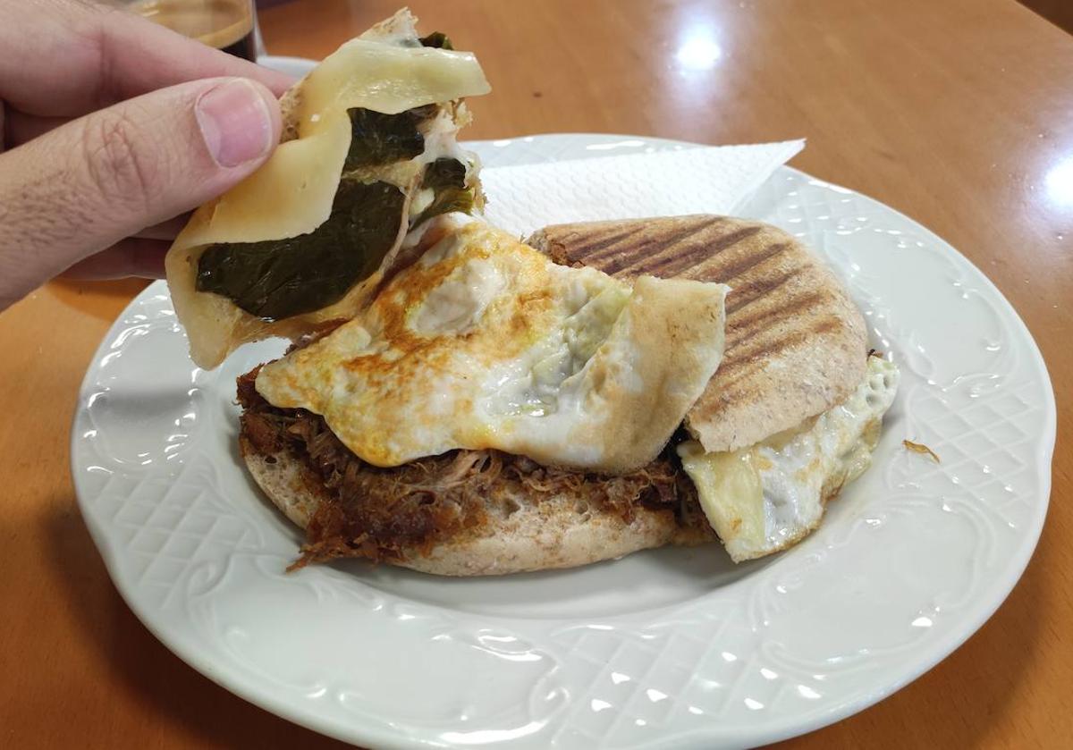 Imagen principal - Lomo a la sartén, pimientos y un huevo: el mollete que más se pide en un bar de desayunos de Vélez