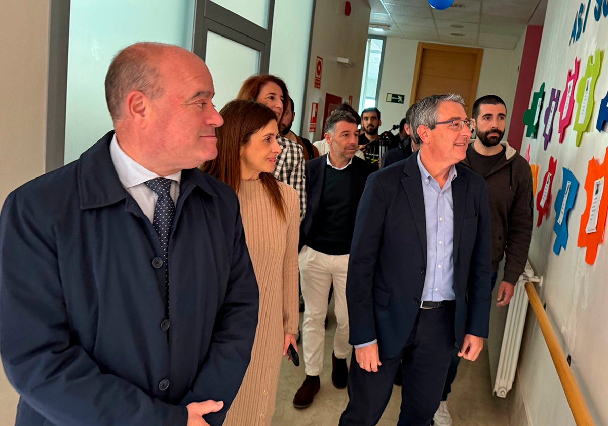 El alcalde Manuel Barón y el presidente de la Diputación Francisco Salado visitando el colegio que EDAU dispone para TEA en Antequera