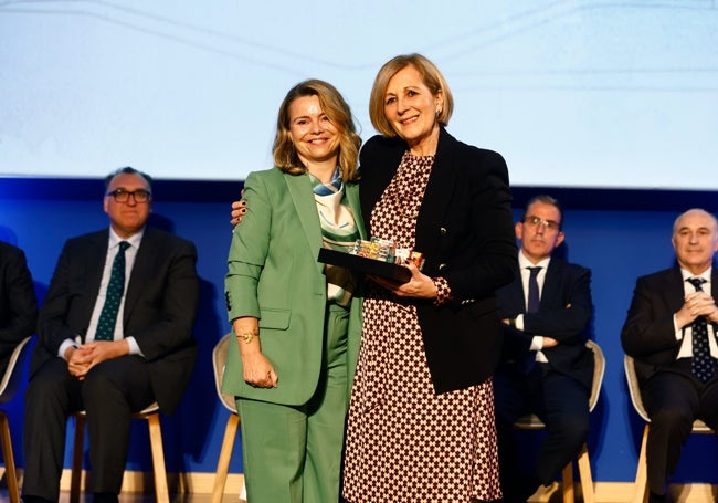 Ana María Sánchez, con la vicedecana de Innovación y Calidad, María del Carmen Ordóñez.