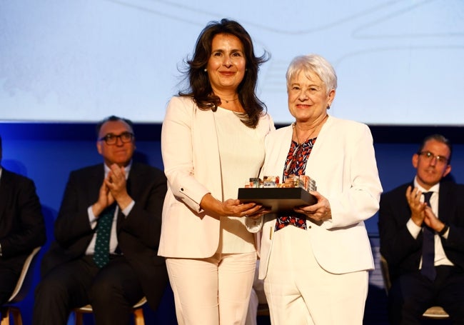 Guillermina Martín Reyes, con Ana José Cisneros, vicedecana de Ordenación y Coordinación Académica.