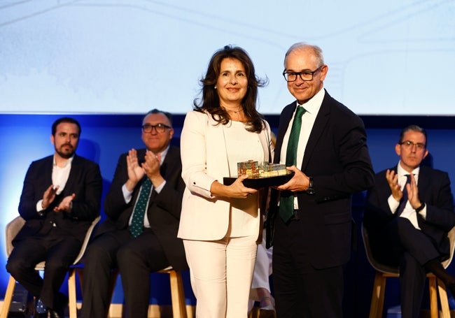 Isidro Rubiales Gil, CEO de Unicaja Banco, y Ana José Cisneros, vicedecana de Ordenación y Coordinación Académica.