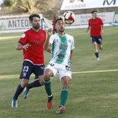 Luismi Gutiérrez protege el balón ante Coke, en el duelo ante el Sanluqueño en El Maulí.