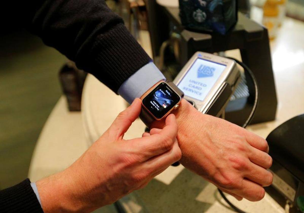 Apple Pay permite pagar compras con el iPhone o el Apple Watch