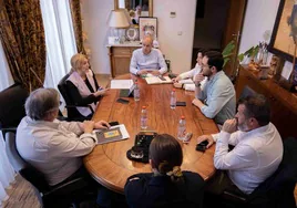 Reunión estratégica del Ayuntamiento de Archidona y la Junta de Andalucía con el alcalde, Manuel Almohalla y la viceconsejera de Industria, Ana María Vielba.