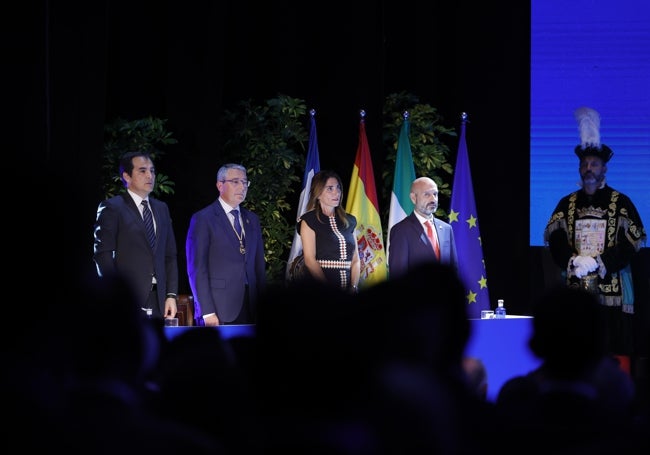 Nieto, Salado, Mata y Salas, escuchando los himnos de Andalucía y España al final del acto.