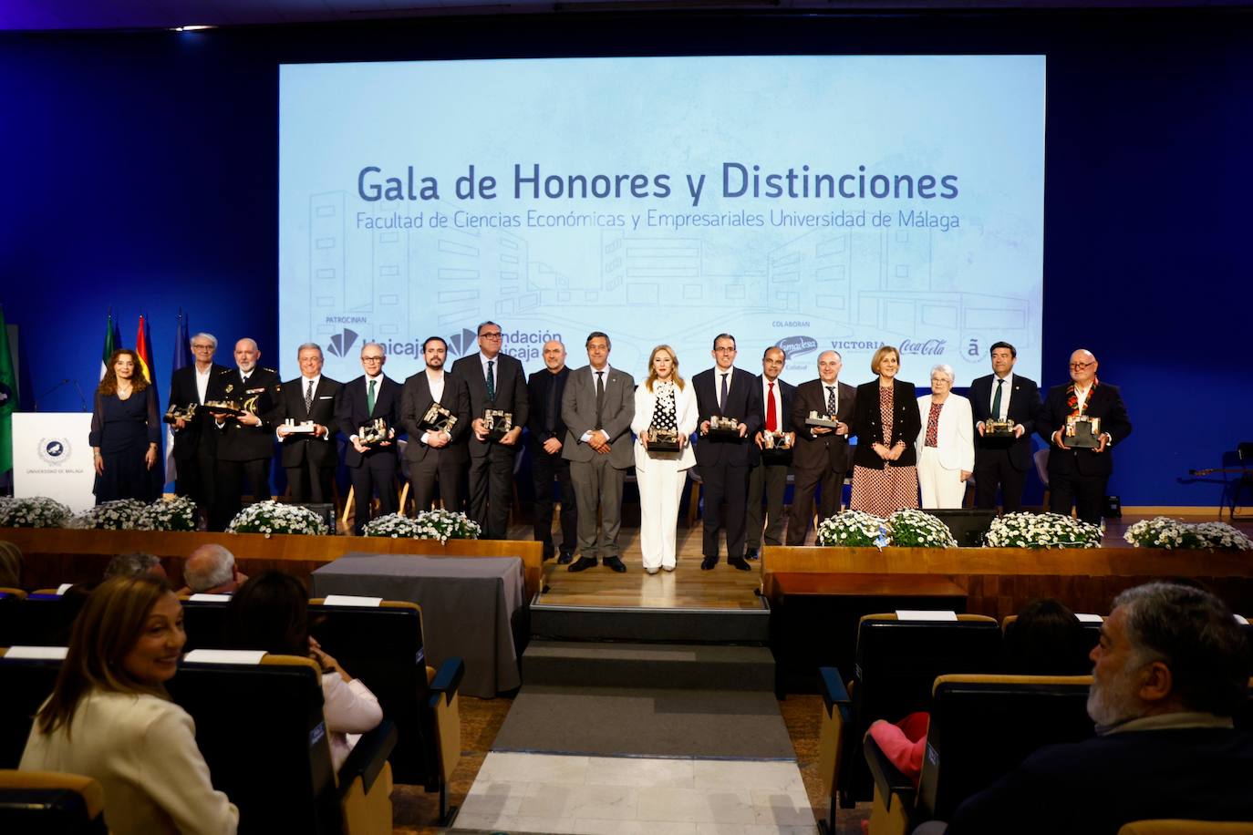 Reconocidos en la gala: Ana María Sánchez Tejeda, primera mujer decana de la Facultad; Guillermina Martín Reyes, primera mujer catedrática de la UMA; Sergio Corral Delgado, director de la Fundación Unicaja; Juan Ignacio Zafra Becerra, director territorial de CaixaBank en Andalucía; Daniel Pastor Vega, promotor de la Fundación «Daniel Pastor»; Antonio Suárez Chamorro, artista plástico, Carolina España Reina, consejera de Economía, Hacienda y Fondos Europeos. Arturo Bernal Bergua. Consejero de Turismo, Cultura y Deporte; Alberto Garzón Espinosa, ha sido ministro de Consumo y coordinador de IU. Isidro Rubiales Gil, consejero delegado de Unicaja Banco; José Manuel Rando Cano, Comisario jefe de Marbella; Rafael Pérez Peña, decano del Cuerpo Consular y es Cónsul de Portugal; Teresa Dabán Sánchez, representante residente del FMI en Nepal; Fernando Hardasmal Barrera, vicepresidente de DEKRA.