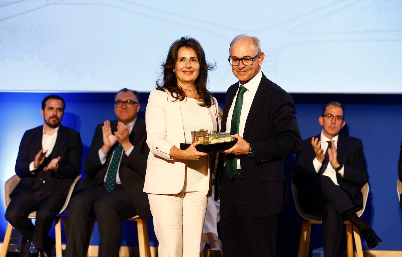 Reconocidos en la gala: Ana María Sánchez Tejeda, primera mujer decana de la Facultad; Guillermina Martín Reyes, primera mujer catedrática de la UMA; Sergio Corral Delgado, director de la Fundación Unicaja; Juan Ignacio Zafra Becerra, director territorial de CaixaBank en Andalucía; Daniel Pastor Vega, promotor de la Fundación «Daniel Pastor»; Antonio Suárez Chamorro, artista plástico, Carolina España Reina, consejera de Economía, Hacienda y Fondos Europeos. Arturo Bernal Bergua. Consejero de Turismo, Cultura y Deporte; Alberto Garzón Espinosa, ha sido ministro de Consumo y coordinador de IU. Isidro Rubiales Gil, consejero delegado de Unicaja Banco; José Manuel Rando Cano, Comisario jefe de Marbella; Rafael Pérez Peña, decano del Cuerpo Consular y es Cónsul de Portugal; Teresa Dabán Sánchez, representante residente del FMI en Nepal; Fernando Hardasmal Barrera, vicepresidente de DEKRA.