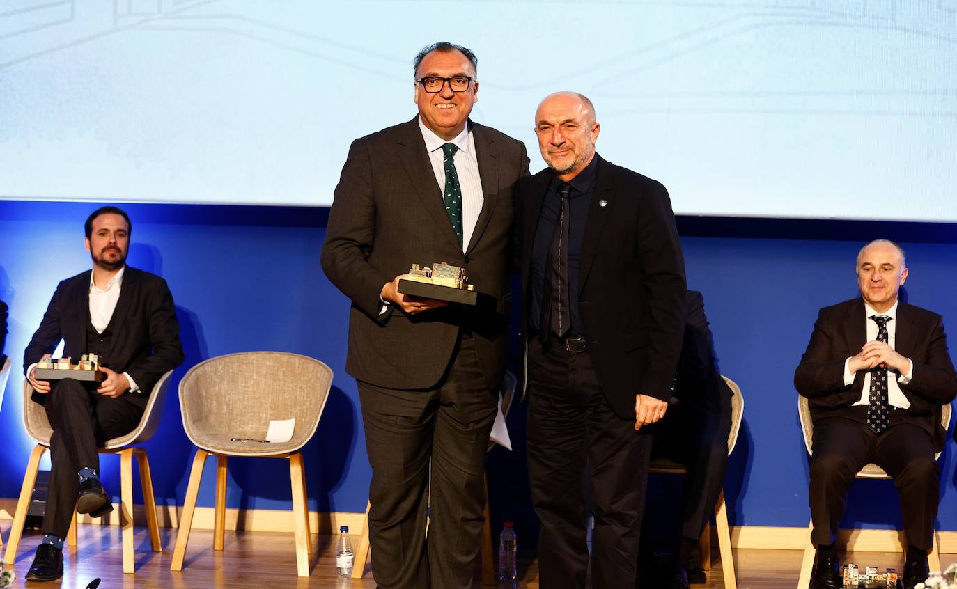 Reconocidos en la gala: Ana María Sánchez Tejeda, primera mujer decana de la Facultad; Guillermina Martín Reyes, primera mujer catedrática de la UMA; Sergio Corral Delgado, director de la Fundación Unicaja; Juan Ignacio Zafra Becerra, director territorial de CaixaBank en Andalucía; Daniel Pastor Vega, promotor de la Fundación «Daniel Pastor»; Antonio Suárez Chamorro, artista plástico, Carolina España Reina, consejera de Economía, Hacienda y Fondos Europeos. Arturo Bernal Bergua. Consejero de Turismo, Cultura y Deporte; Alberto Garzón Espinosa, ha sido ministro de Consumo y coordinador de IU. Isidro Rubiales Gil, consejero delegado de Unicaja Banco; José Manuel Rando Cano, Comisario jefe de Marbella; Rafael Pérez Peña, decano del Cuerpo Consular y es Cónsul de Portugal; Teresa Dabán Sánchez, representante residente del FMI en Nepal; Fernando Hardasmal Barrera, vicepresidente de DEKRA.