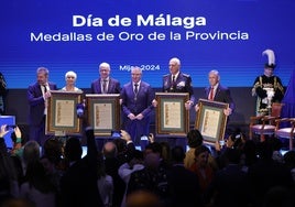 Los galardonados junto a Salado tras la entrega de las distinciones.