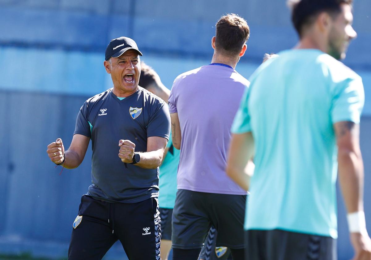 El entrenador del Málaga, Sergio Pellicer, durante un momento del entrenamiento de este viernes en el Anexo de La Rosaleda.