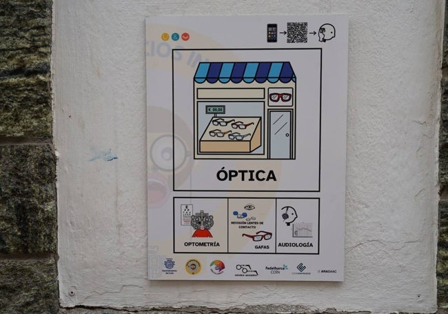 Uno de los pictogramas en la puerta de una óptica de Coín.