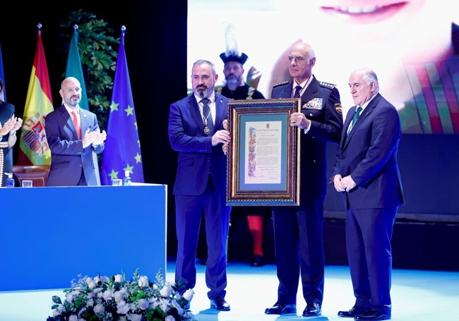 Entrega del reconocimiento a la Policía Nacional.