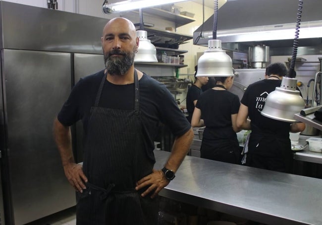 Benito Gómez, en la cocina de Bardal.