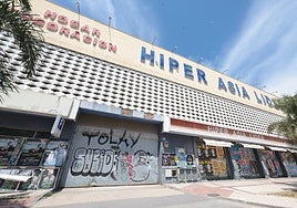 El edificio que albergó las cocheras de Portillo va a ser derribado en las próximas semanas.