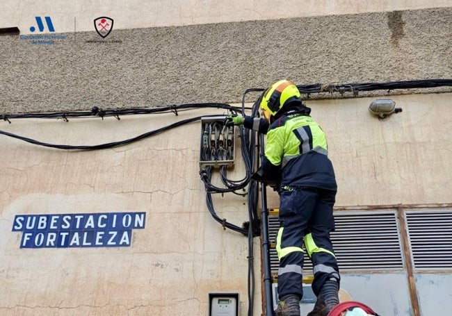 Los bomberos, este sábado actuando en Vélez-Málaga por un cable eléctrico caído sobre una carretera comarcal.