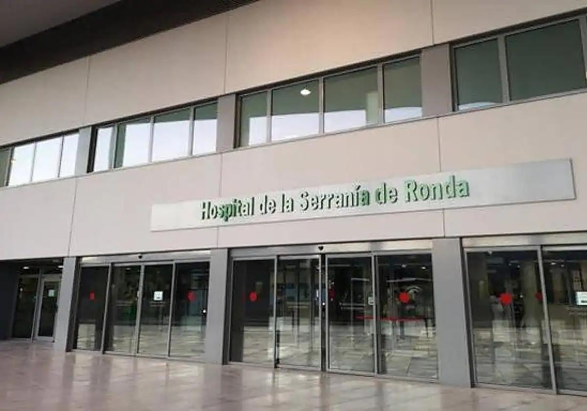 Trasladan al hospital a un hombre afectado por humo tras un incendio en un piso en Montejaque