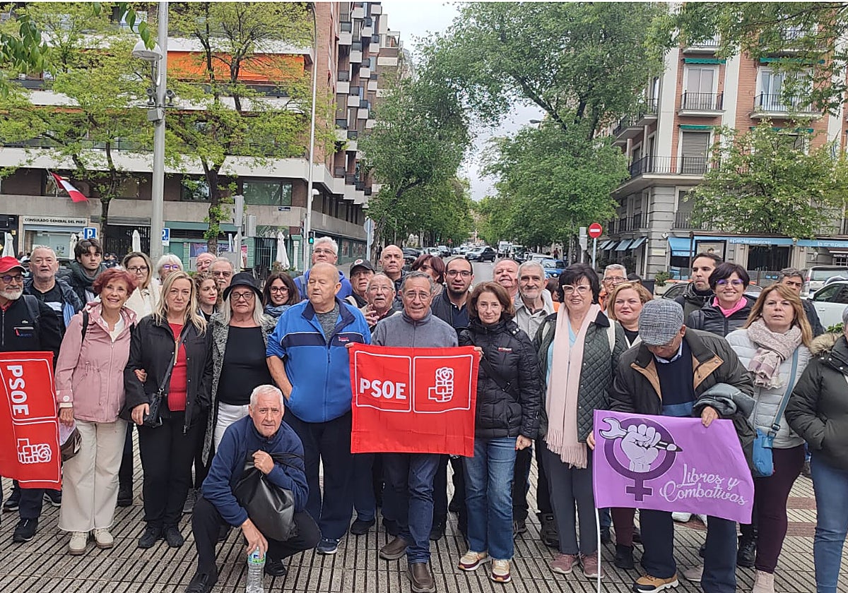 Un grupo de los malagueños que han ido a Madrid a su llegada a la capital.
