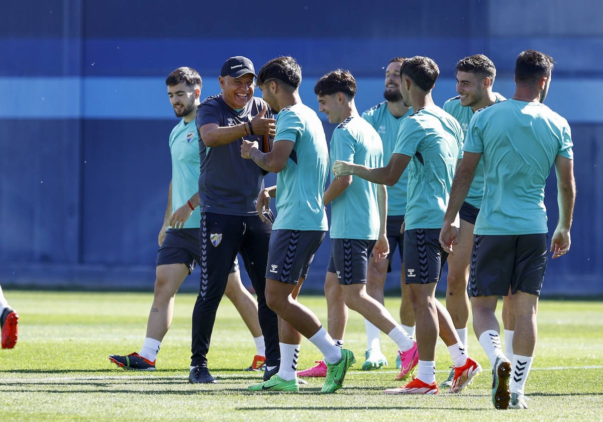 Pellicer bromea con Kevin, en presencia de otros jugadores de la plantilla malaguista, en un momento de la sesión de trabajo del viernes en La Rosaleda.