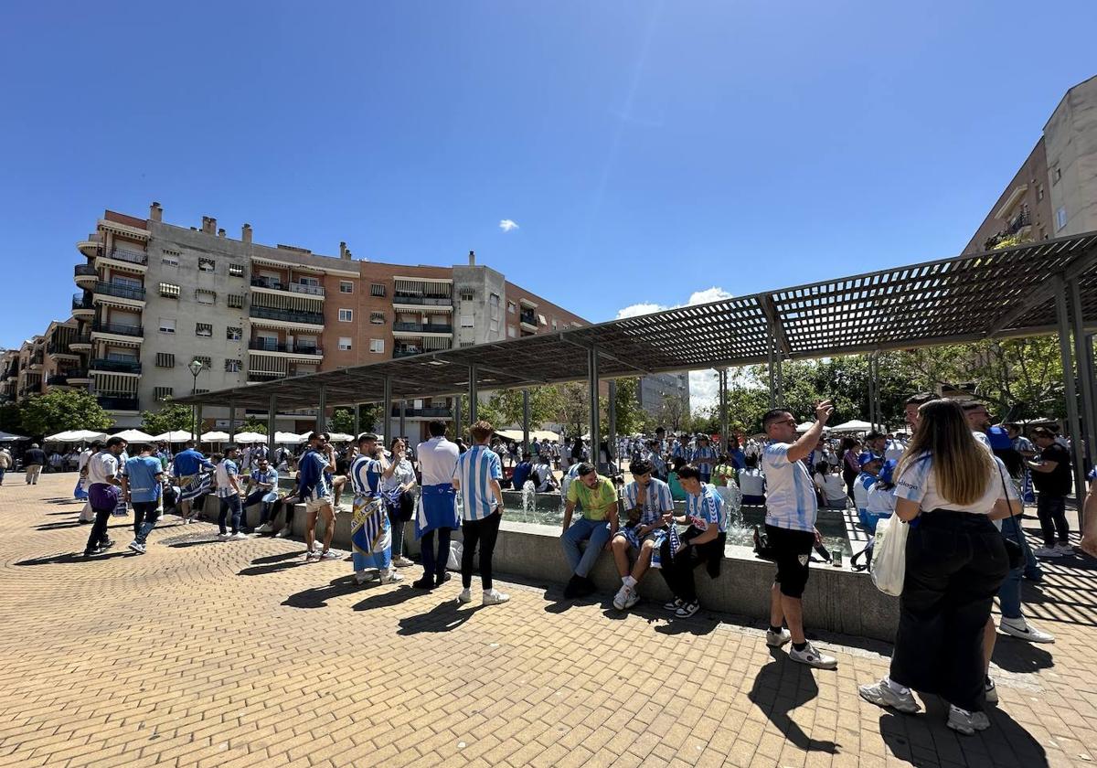 Seguidores blanquiazules, este domingo, en la plaza cordobesa El Moreal.