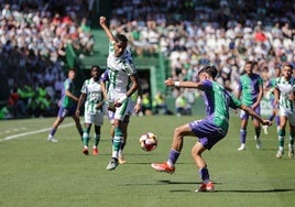 Una acción de Larrubia en el derbi ante el Córdoba de este domingo.