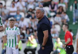 El entrenador del Málaga, Sergio Pellicer, da indicaciones durante el partio contra el Córdoba en el Nuevo Arcángel.