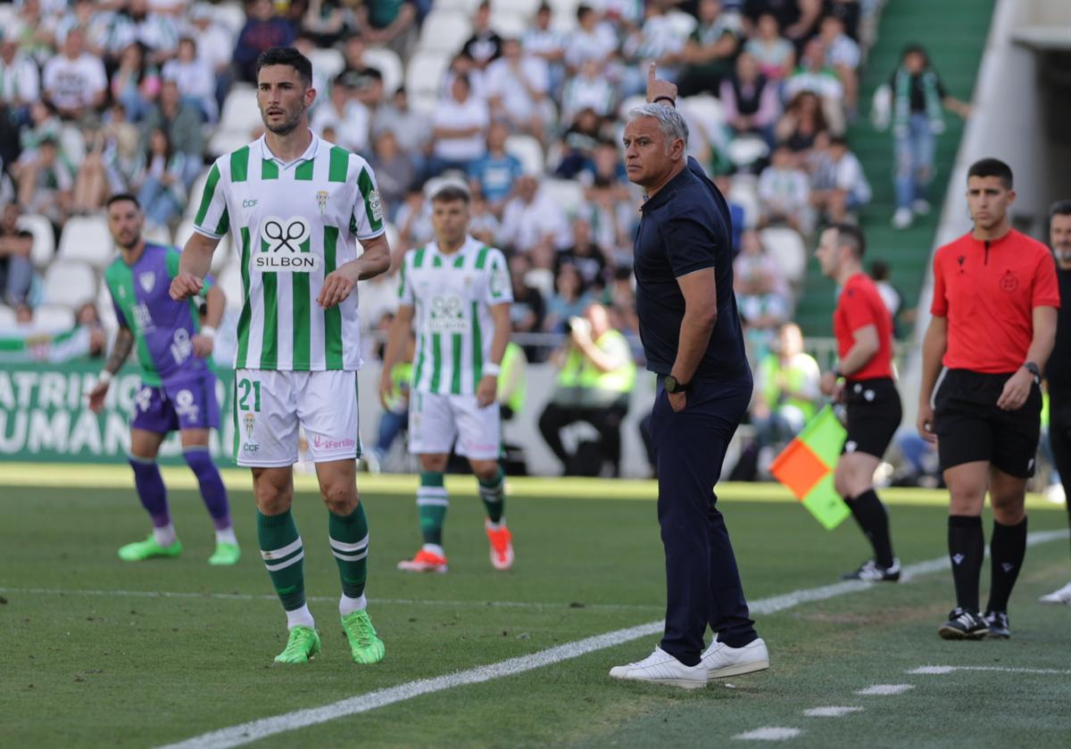 El entrenador del Málaga, Sergio Pellicer, da indicaciones durante el partio contra el Córdoba en el Nuevo Arcángel.