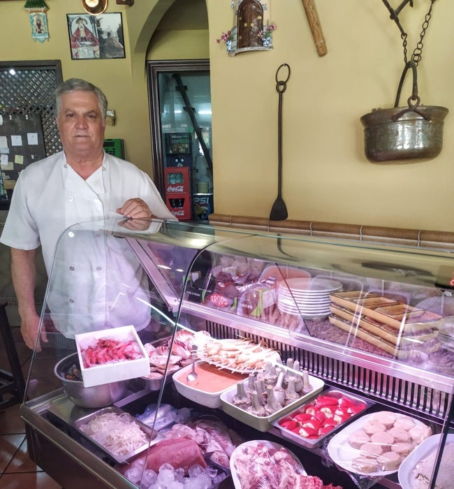 Juan Ruiz en la vitrina de Mesón El Almirez.