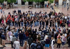 Bailarines de escuelas malagueñas, ayer en la plaza de la Constitución.