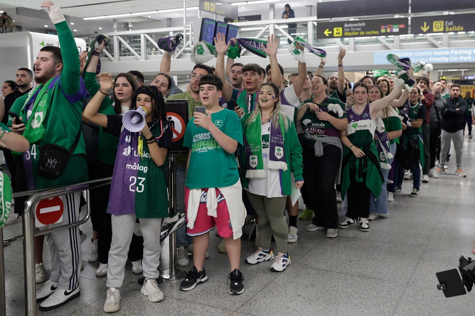 La copa de la Champions, recibida por 200 valientes en el aeropuerto de Málaga