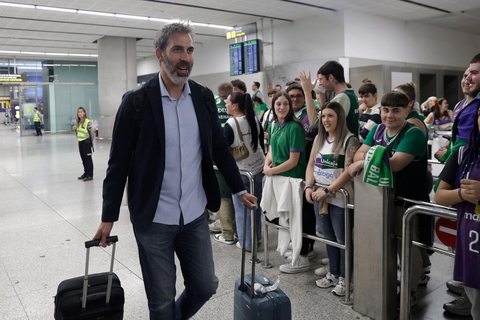 La copa de la Champions, recibida por 200 valientes en el aeropuerto de Málaga