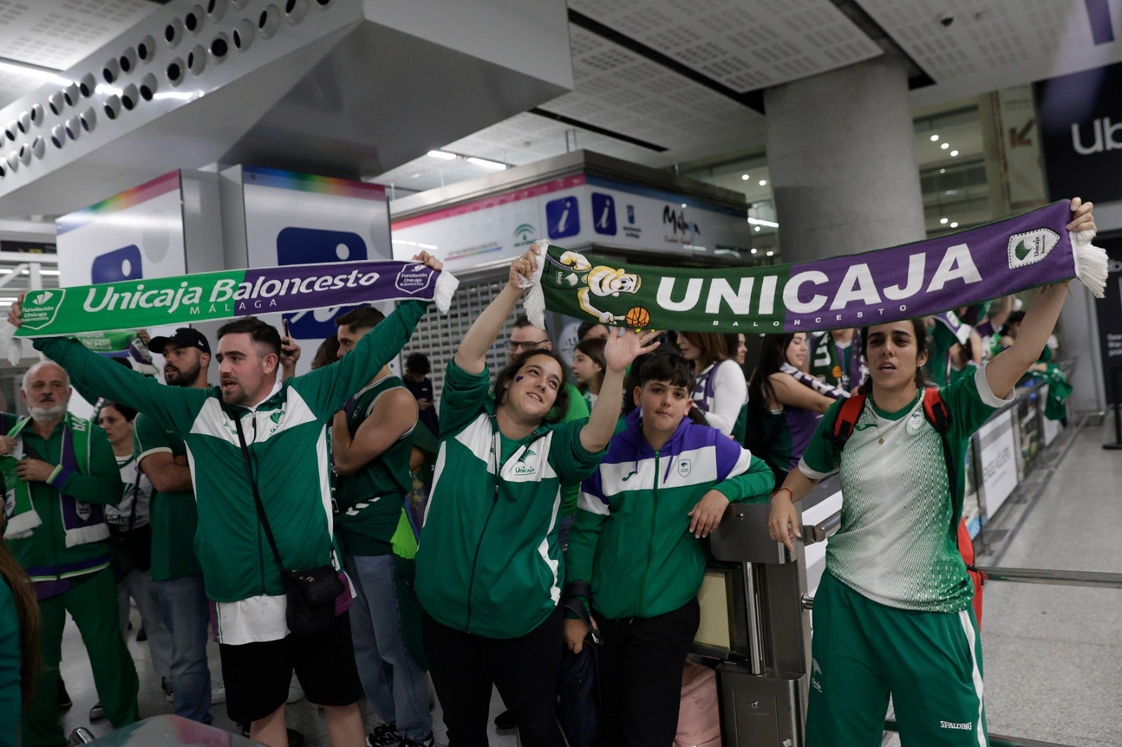 La copa de la Champions, recibida por 200 valientes en el aeropuerto de Málaga