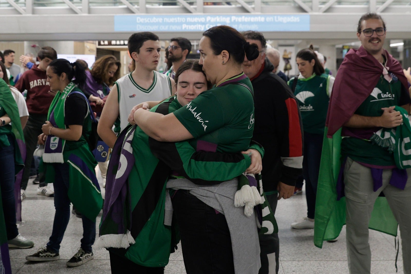 La copa de la Champions, recibida por 200 valientes en el aeropuerto de Málaga