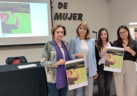 Responsables municipales y de la asociación, con el cartel del taller.