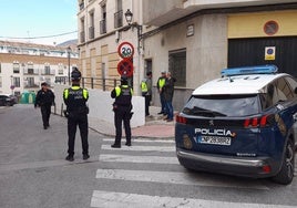 Agentes de la Policía Local de Jaén en lugar del suceso.