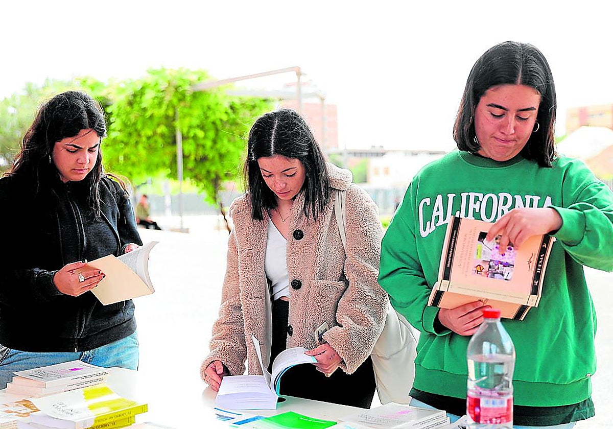 Estudiantes en el estand de la Biblioteca General el Día Internacional del Libro.