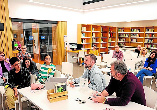 Charla entre amantes de la lectura en la biblioteca de la Facultad de Educación.
