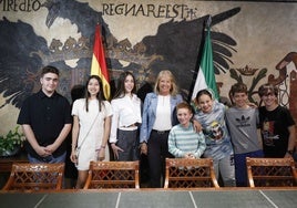 El grupo Minuto y medio, junto a la alcaldesa, en el Salón de Frescos del Ayuntamiento de Marbella.