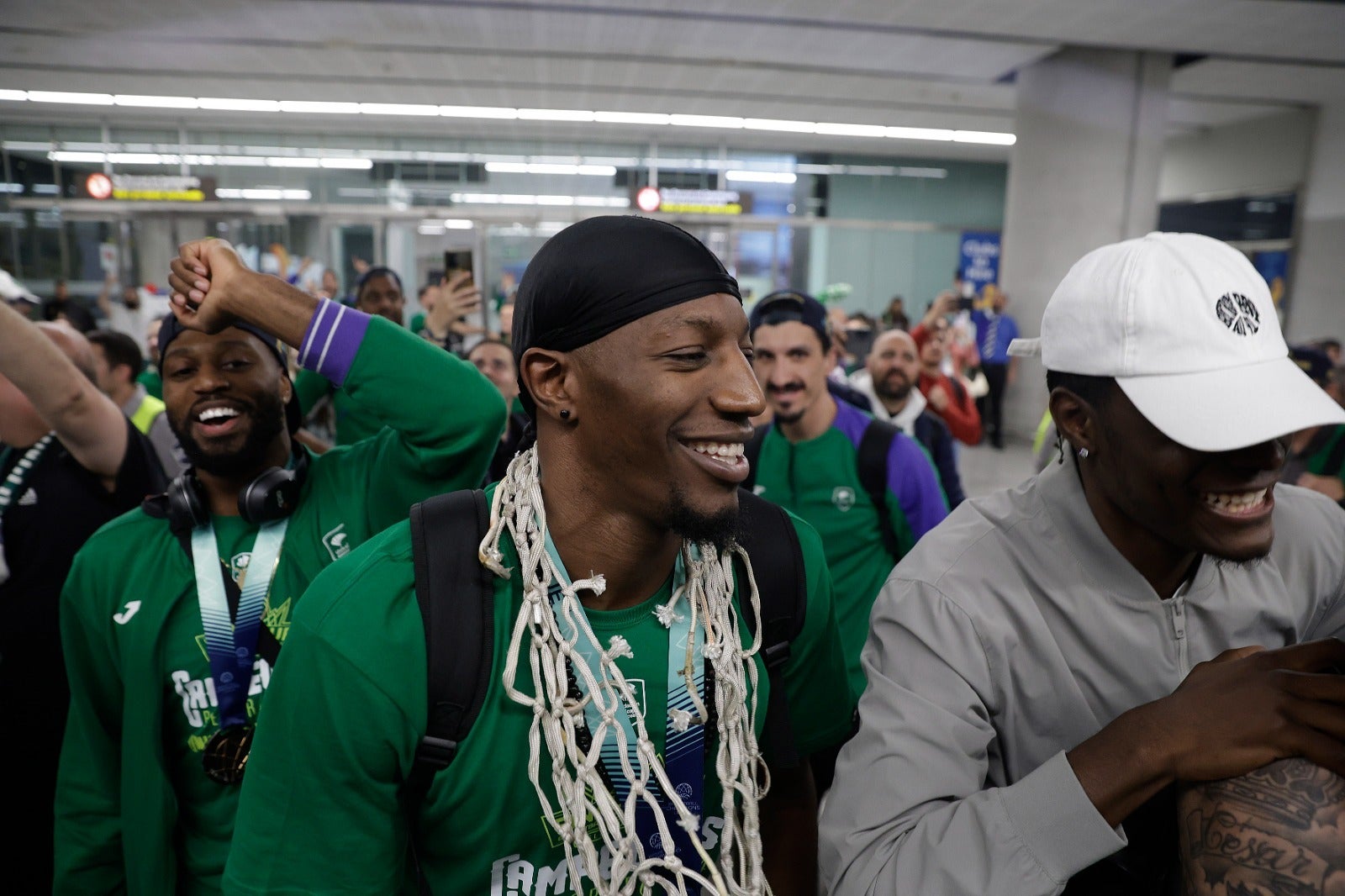 La copa de la Champions, recibida por 200 valientes en el aeropuerto de Málaga