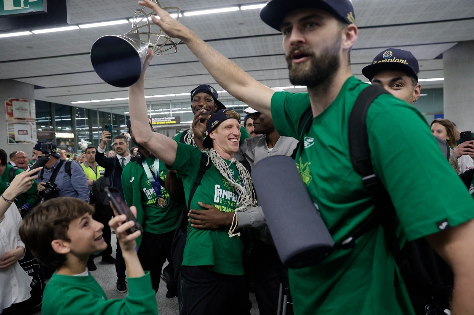 La copa de la Champions, recibida por 200 valientes en el aeropuerto de Málaga