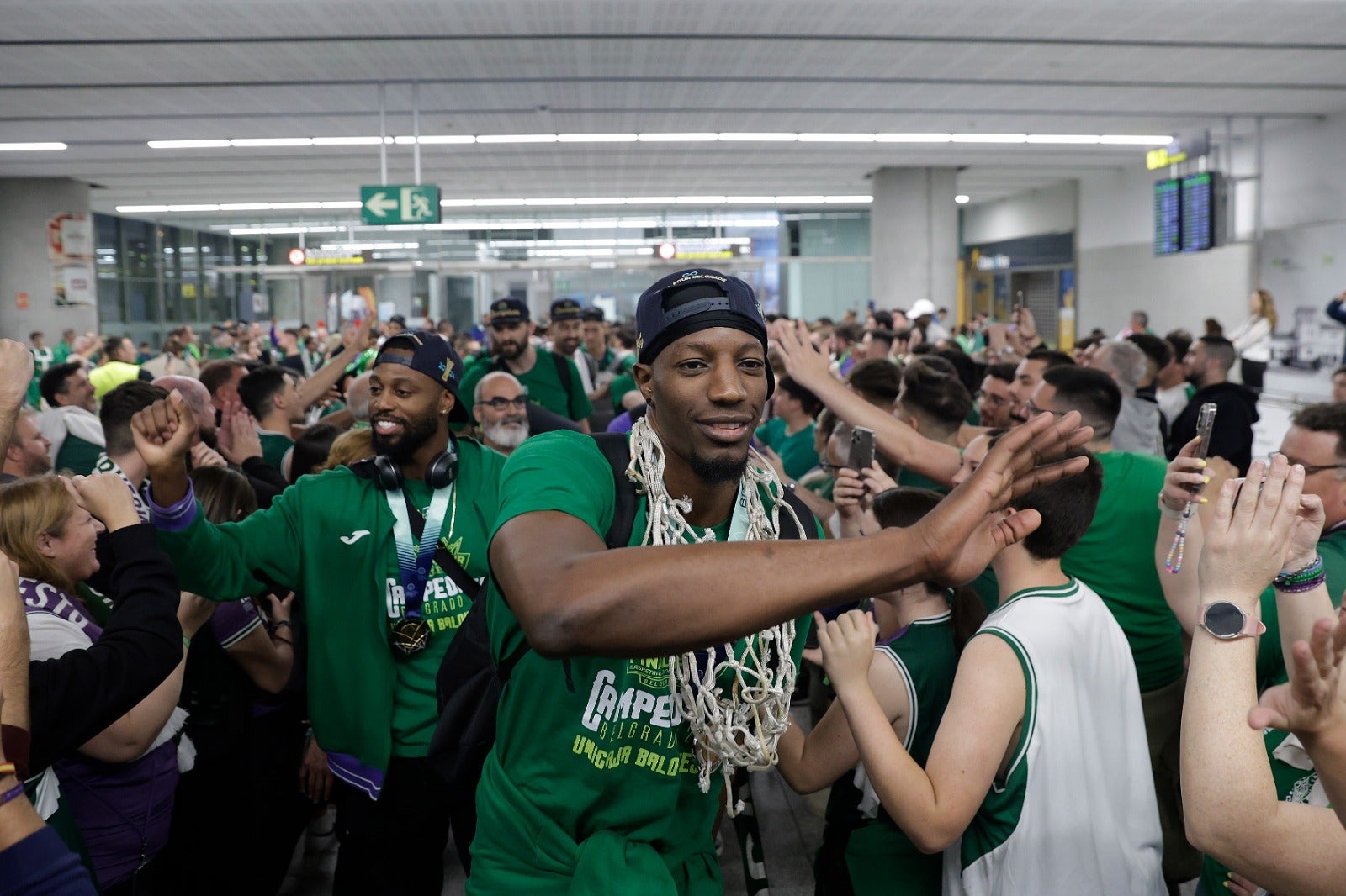 La copa de la Champions, recibida por 200 valientes en el aeropuerto de Málaga