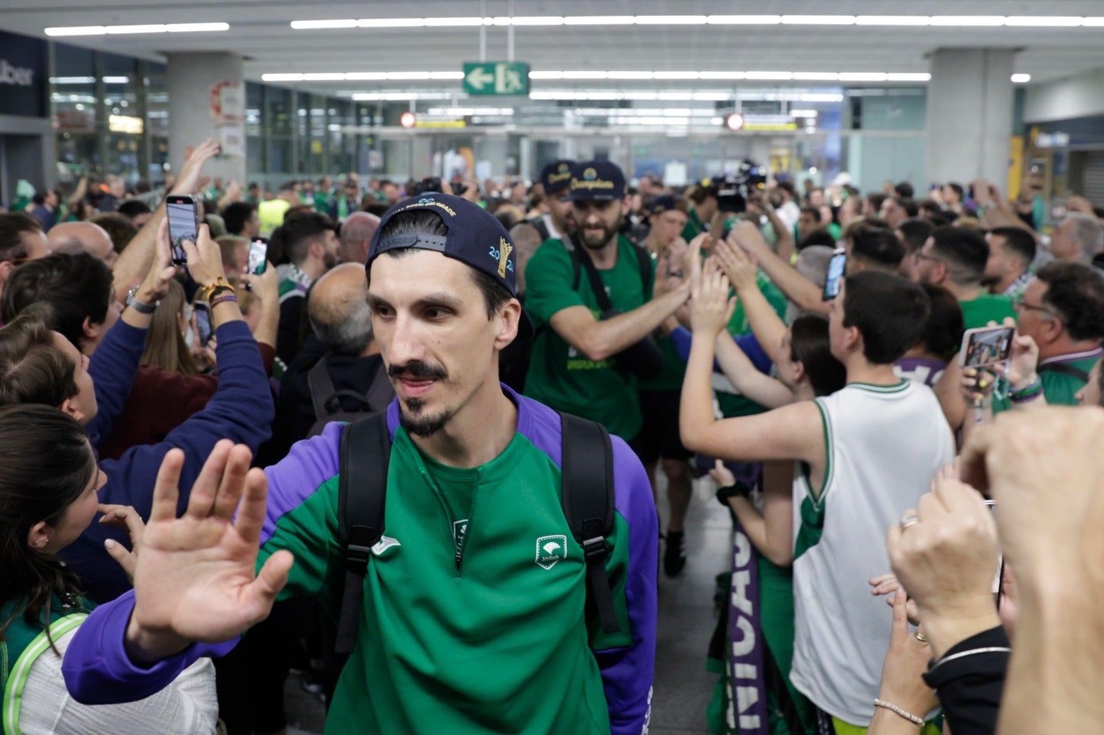 La copa de la Champions, recibida por 200 valientes en el aeropuerto de Málaga