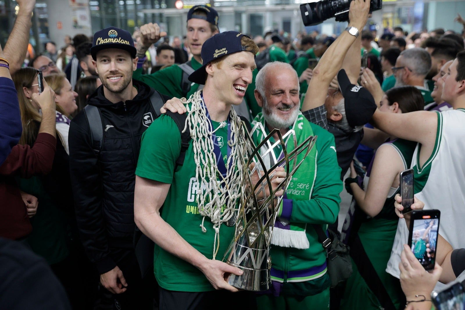 La copa de la Champions, recibida por 200 valientes en el aeropuerto de Málaga